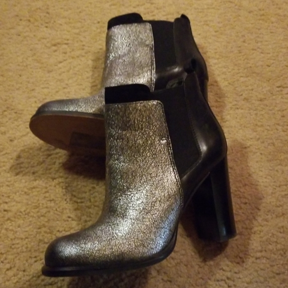 SAM EDELMAN SILVER METALLIC ANKLE BOOTS - Picture 2 of 3